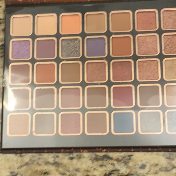 Bellapierre Cosmetics 35 Color Eyeshadow Palette.  NWT - Picture 2 of 2
